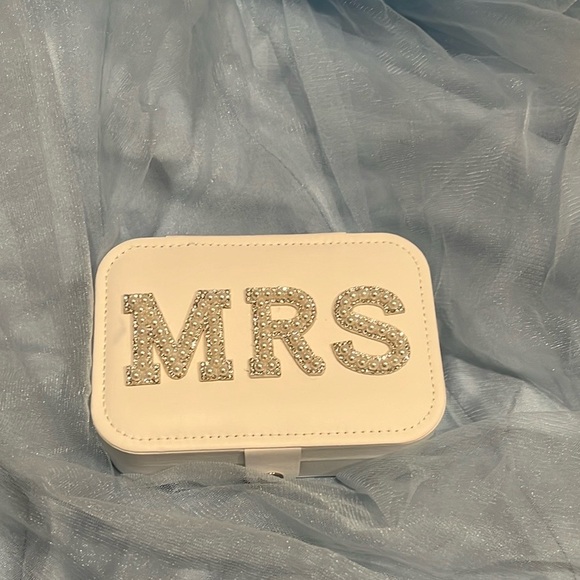 Calling MRS 2026💍💍💍 Beautiful Wedding Jewelry Box - Picture 1 of 2